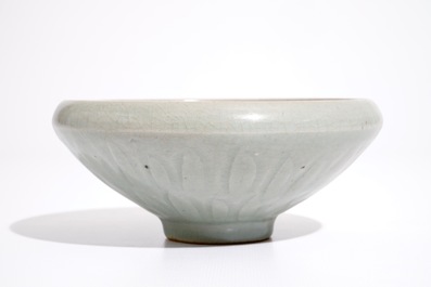 Een Chinese celadon kom met floraal onderglazuur decor, 19e eeuw