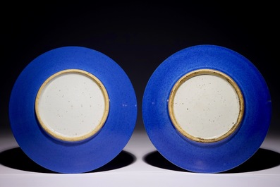Een paar Chinese monochroom blauwe schotels, 19e eeuw