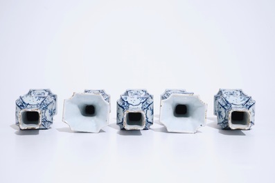 Une garniture de cinq vases en fa&iuml;ence de Delft bleu et blanc &agrave; d&eacute;cor de chinoiserie, 18&egrave;me