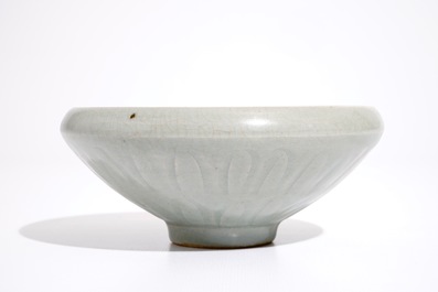 Een Chinese celadon kom met floraal onderglazuur decor, 19e eeuw