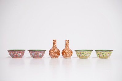 A Chinese famille rose dish, a pair of dragon vases and four Canton enamel bowls, 19/20th C.
