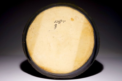 Jack Jefferys (1896-1961): Un grand plat d&eacute;cor&eacute; en c&eacute;ramique verte