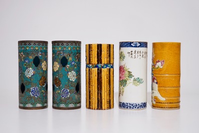 A Chinese qianjiang cai hat stand, a pair of cloisonne hat stands and two sancai glazed ones, 19/20th C.