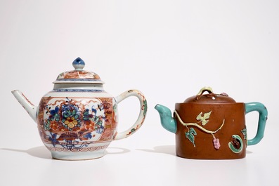 Une th&eacute;i&egrave;re surd&eacute;cor&eacute;e de type Amsterdams bont, Kangxi/Qianlong, et une en gr&egrave;s de Yixing, 19/20&egrave;me