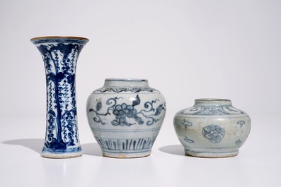 Twee Chinese blauw-witte potjes, Ming en een bekervaasje, Kangxi