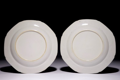 Une paire d'assiettes armori&eacute;es en porcelaine de Chine pour le march&eacute; fran&ccedil;ais, Qianlong