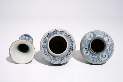 Twee Chinese blauw-witte potjes, Ming en een bekervaasje, Kangxi