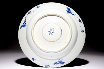 Un plat armori&eacute; de Pelgrom en porcelaine de Chine bleu et blanc pour le march&eacute; hollandais, Kangxi
