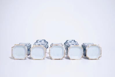 Une garniture de cinq vases en fa&iuml;ence de Delft bleu et blanc &agrave; d&eacute;cor de chinoiserie, 18&egrave;me