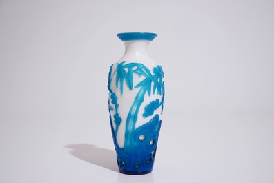 A Chinese blue overlay Beijing glass vase, 19/20th C.