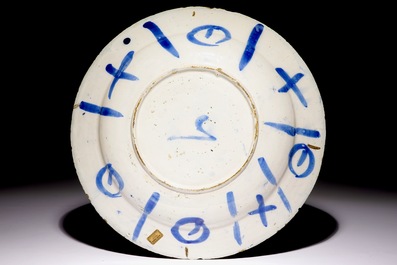 Un plat en fa&iuml;ence de Delft bleu et blanc &agrave; d&eacute;cor chinoiserie de style kraak, 1er quart du 18&egrave;me