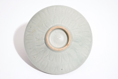 Een Chinese celadon kom met floraal onderglazuur decor, 19e eeuw