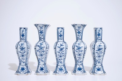 Une garniture de cinq vases en fa&iuml;ence de Delft bleu et blanc &agrave; d&eacute;cor de chinoiserie, 18&egrave;me