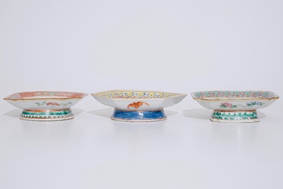 Trois pr&eacute;sentoirs en porcelaine de Chine famille rose, 19&egrave;me