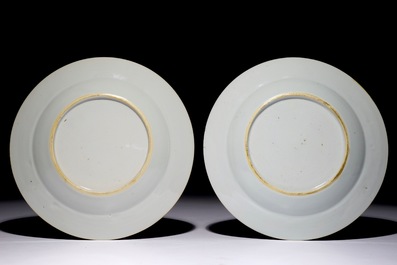 Une paire d'assiettes en porcelaine de Chine famille rose, Yongzheng