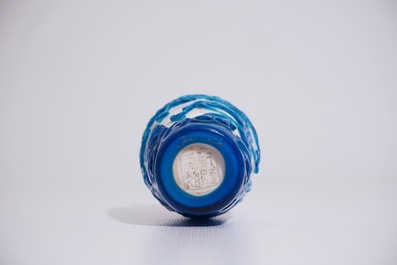 A Chinese blue overlay Beijing glass vase, 19/20th C.