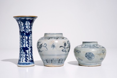 Twee Chinese blauw-witte potjes, Ming en een bekervaasje, Kangxi