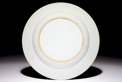 Une assiette en porcelaine de Chine d'exportation &agrave; d&eacute;cor "Pompadour", vers 1745