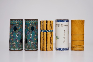 A Chinese qianjiang cai hat stand, a pair of cloisonne hat stands and two sancai glazed ones, 19/20th C.