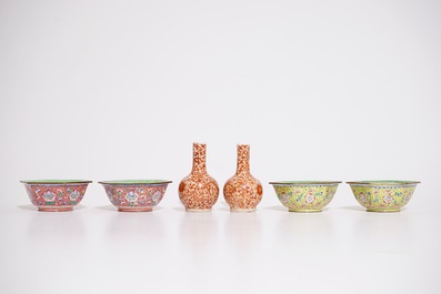 A Chinese famille rose dish, a pair of dragon vases and four Canton enamel bowls, 19/20th C.