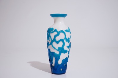 A Chinese blue overlay Beijing glass vase, 19/20th C.