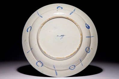 Un grand plat en fa&iuml;ence de Delft bleu et blanc &agrave; d&eacute;cor chinoiserie, fin du 17&egrave;me