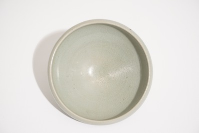 Een Chinese celadon kom met floraal onderglazuur decor, 19e eeuw