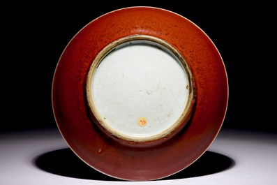 Un plat en porcelaine de Chine rouge monochrome, 19&egrave;me