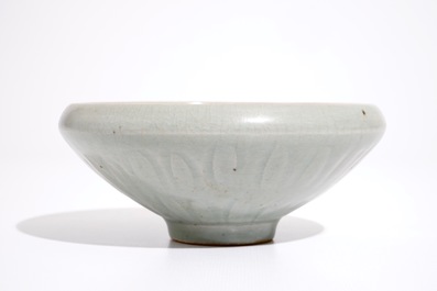 Een Chinese celadon kom met floraal onderglazuur decor, 19e eeuw
