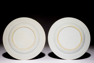 Une paire d'assiettes en porcelaine de Chine famille rose, Yongzheng