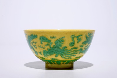 Un bol en porcelaine de Chine &agrave; d&eacute;cor de dragons et ph&eacute;nix verts sur fond jaune, marque et p&eacute;riode de Guangxu
