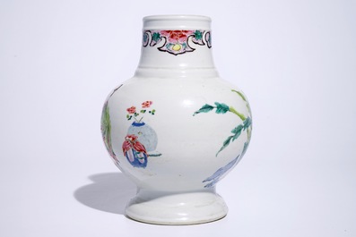 Un vase de forme boule en porcelaine de Chine famille rose, Yongzheng