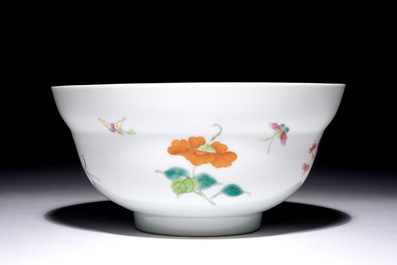 Een Chinese famille rose kom met floraal decor, Guangxu merk en wellicht periode, 19/20e eeuw
