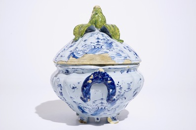Une terrine sur pr&eacute;sentoir en fa&iuml;ence de Delft technique mixte &agrave; d&eacute;cor de chinoiserie, 18&egrave;me