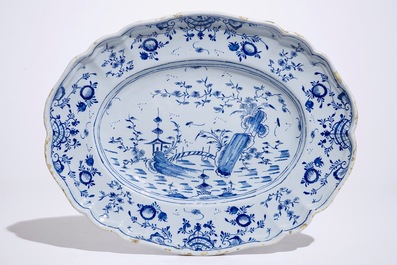 Une terrine sur pr&eacute;sentoir en fa&iuml;ence de Delft technique mixte &agrave; d&eacute;cor de chinoiserie, 18&egrave;me