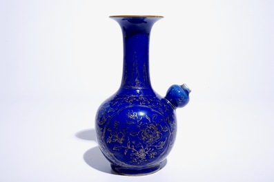 Een Chinese bleu poudr&eacute; kendi met verguld floraal decor, Kangxi