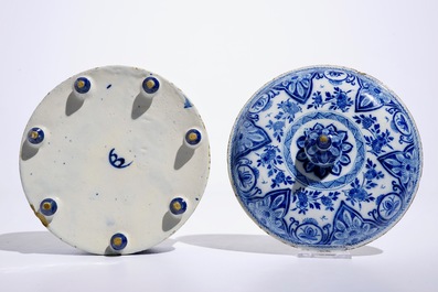 Une bo&icirc;te &agrave; &eacute;pices et son couvercle en fa&iuml;ence de Delft bleu et blanc, 18&egrave;me