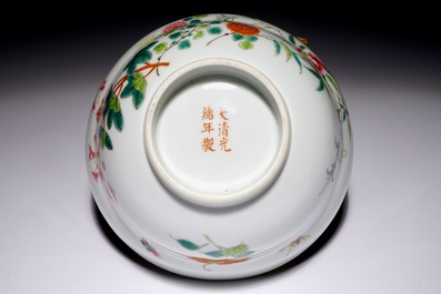 Een Chinese famille rose kom met floraal decor, Guangxu merk en wellicht periode, 19/20e eeuw