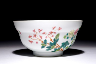Een Chinese famille rose kom met floraal decor, Guangxu merk en wellicht periode, 19/20e eeuw