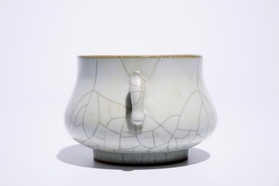Un br&ucirc;le-parfum en porcelaine de Chine craquel&eacute;, 19/20&egrave;me