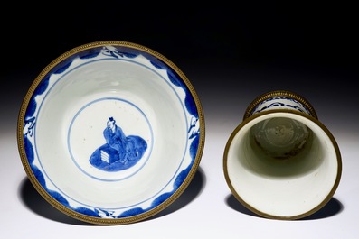 Un bol et un vase en porcelaine de Chine bleu et blanc mont&eacute; en bronze, Kangxi