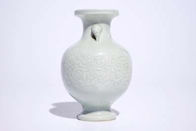 A fine Chinese celadon vase with incised lotus design, 18/19th C.