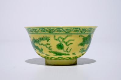 Un bol aux dragons en porcelaine de Chine &eacute;maill&eacute;e jaune et vert, marque de Jiaqing, 19/20&egrave;me