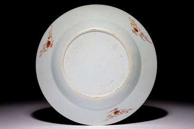 Une assiette en porcelaine de Chine aux canards mandarins et immortels, Yongzheng