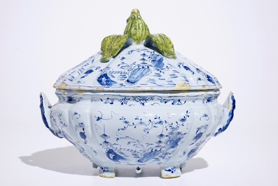 Une terrine sur pr&eacute;sentoir en fa&iuml;ence de Delft technique mixte &agrave; d&eacute;cor de chinoiserie, 18&egrave;me