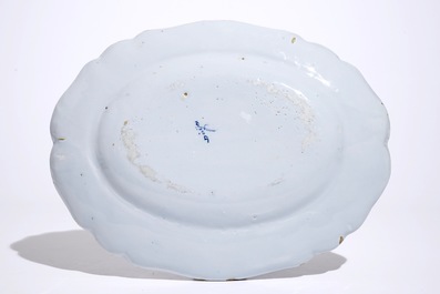 Une terrine sur pr&eacute;sentoir en fa&iuml;ence de Delft technique mixte &agrave; d&eacute;cor de chinoiserie, 18&egrave;me