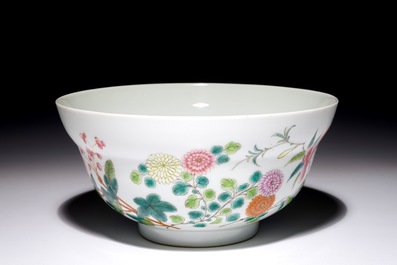 Een Chinese famille rose kom met floraal decor, Guangxu merk en wellicht periode, 19/20e eeuw
