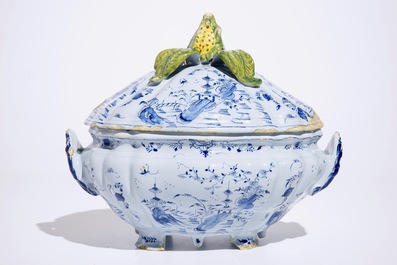 Une terrine sur pr&eacute;sentoir en fa&iuml;ence de Delft technique mixte &agrave; d&eacute;cor de chinoiserie, 18&egrave;me