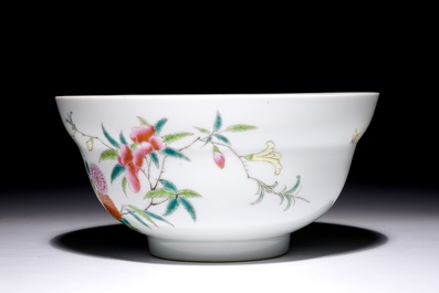 Een Chinese famille rose kom met floraal decor, Guangxu merk en wellicht periode, 19/20e eeuw