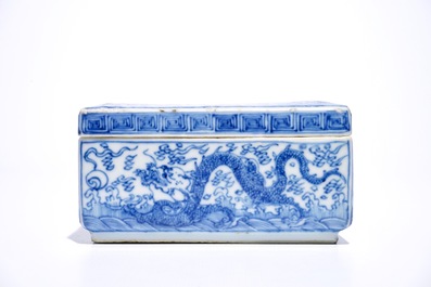 Een vierkante blauw-witte Chinese dekseldoos met drakendecor, Kangxi